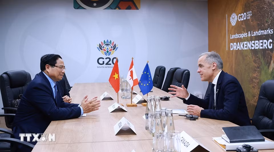 Thủ tướng Phạm Minh Chính gặp Thủ tướng Canada Mark Carney. (Ảnh: Dương Giang/TTXVN)