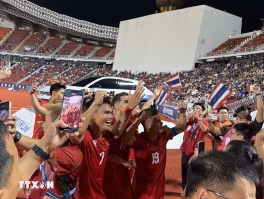 Niềm vui của các cầu thủ Việt Nam sau khi dẫn trước Thái Lan 2-0. (Ảnh: Phạm Hải/TTXVN)
