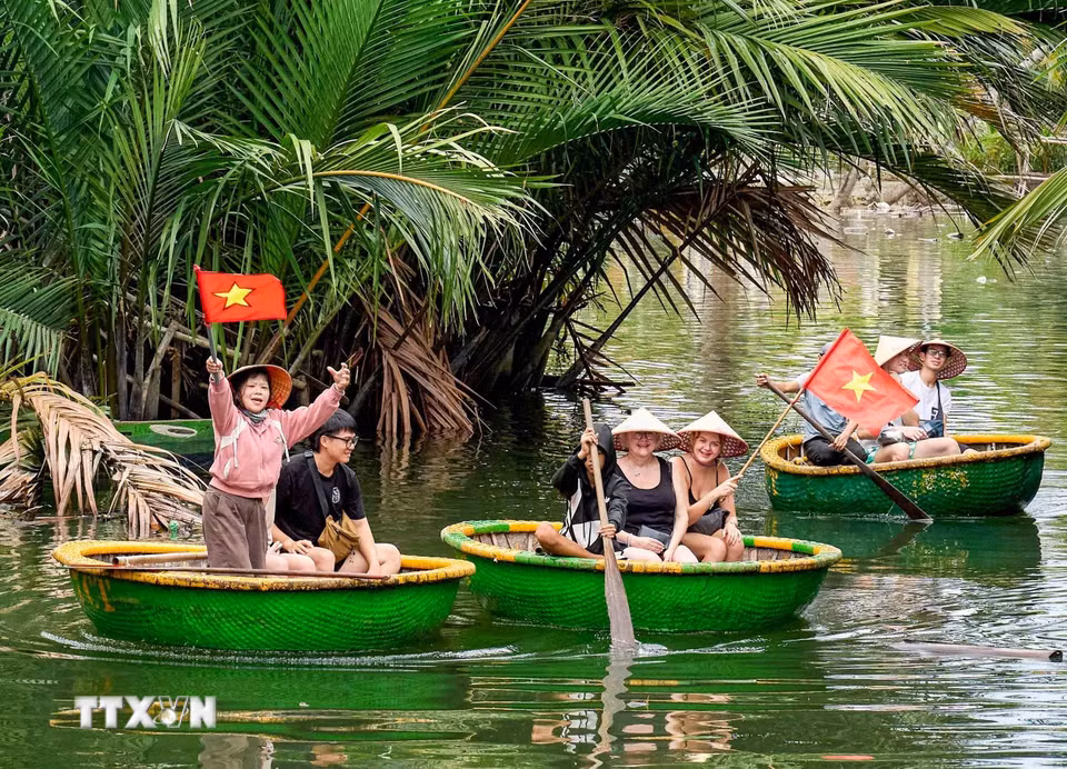 Không chỉ là phương tiện di chuyển, thuyền thúng còn trở thành một sản phẩm trải nghiệm du lịch độc đáo, gắn với văn hóa sông nước và tạo nên những khoảnh khắc ấn tượng cho du khách khi đến vùng đất này. (Ảnh: Khánh Hòa/TTXVN)