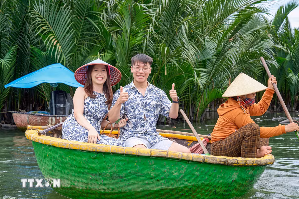 Du khách thích thú trải nghiệm thuyền thúng ở rừng dừa Bảy Mẫu. (Ảnh: Khánh Hòa/TTXVN)