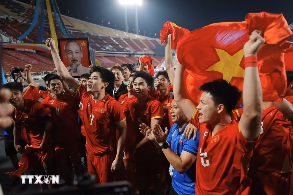 Các cầu thủ U22 Việt Nam hân hoan trong niềm vui chiến thắng. (Ảnh: Minh Quyết/TTXVN)