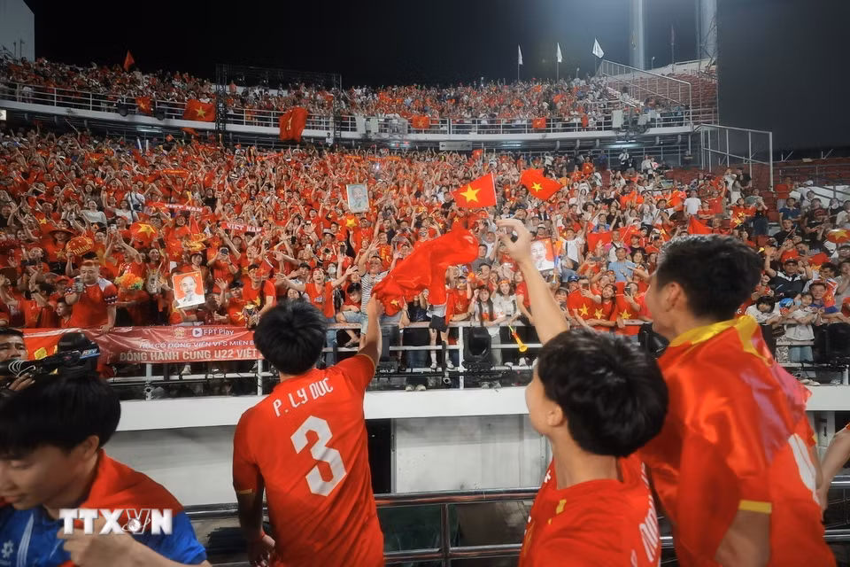 Các cầu thủ U22 Việt Nam hân hoan chia vui với người hâm mộ trên sân Rajamangala. (Ảnh: Minh Quyết/TTXVN)