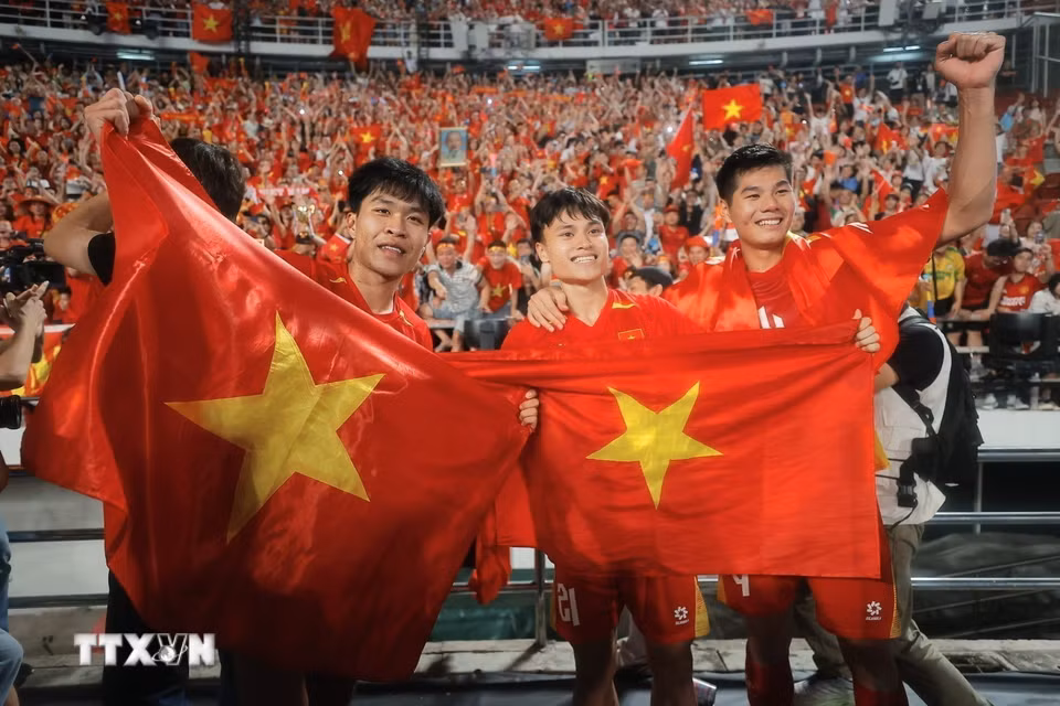 Các cầu thủ U22 Việt Nam hân hoan trong niềm vui chiến thắng. (Ảnh: Minh Quyết/TTXVN)