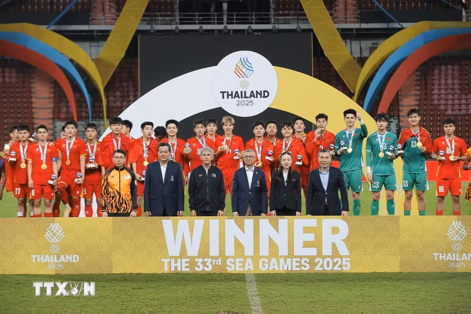 Các cầu thủ U22 Việt Nam nhận HCV SEA Games 33. (Ảnh: Minh Quyết/TTXVN)