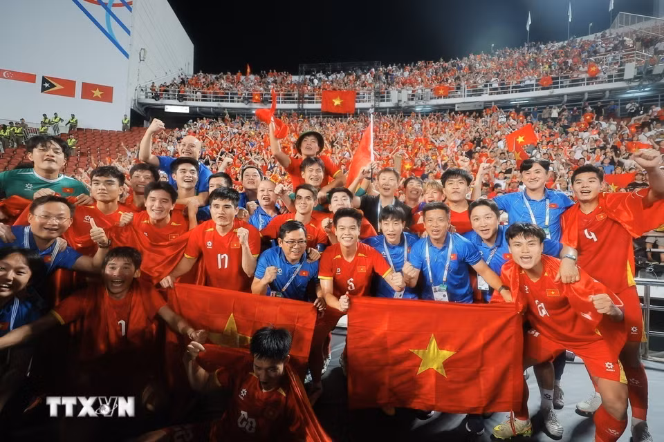 Các cầu thủ U22 Việt Nam hân hoan trong niềm vui chiến thắng. (Ảnh: Minh Quyết/TTXVN)
