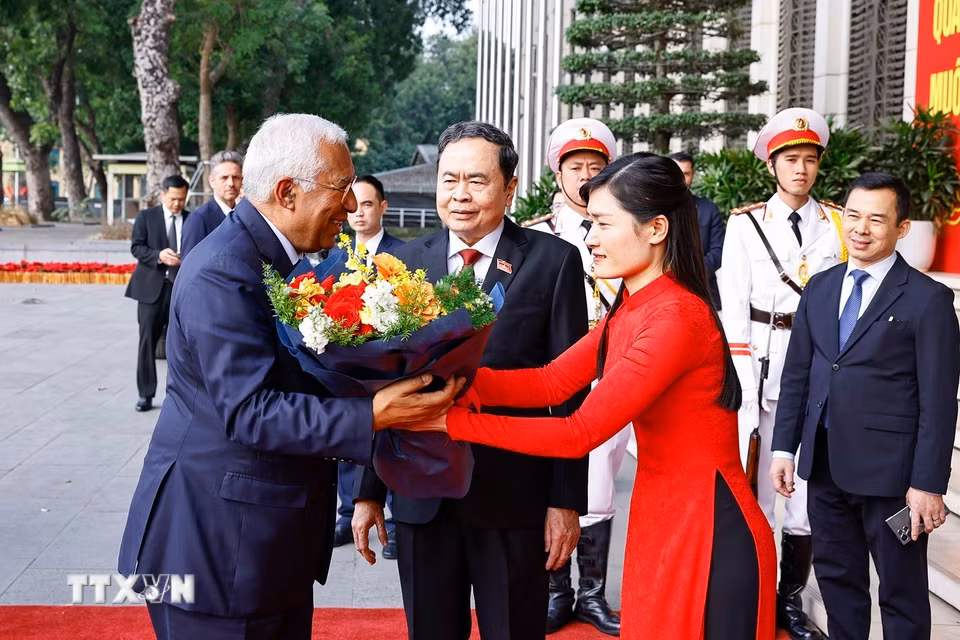 Chủ tịch Quốc hội Trần Thanh Mẫn đón Chủ tịch Hội đồng châu Âu António Costa. (Ảnh: Doãn Tấn/TTXVN)