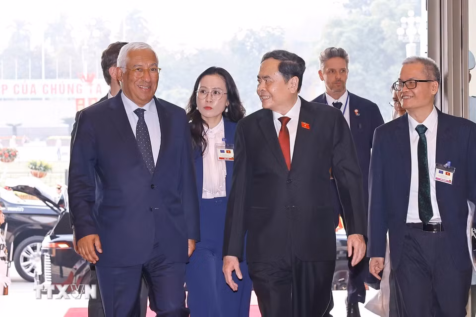 Chủ tịch Quốc hội Trần Thanh Mẫn đón Chủ tịch Hội đồng châu Âu António Costa. (Ảnh: Doãn Tấn/TTXVN)