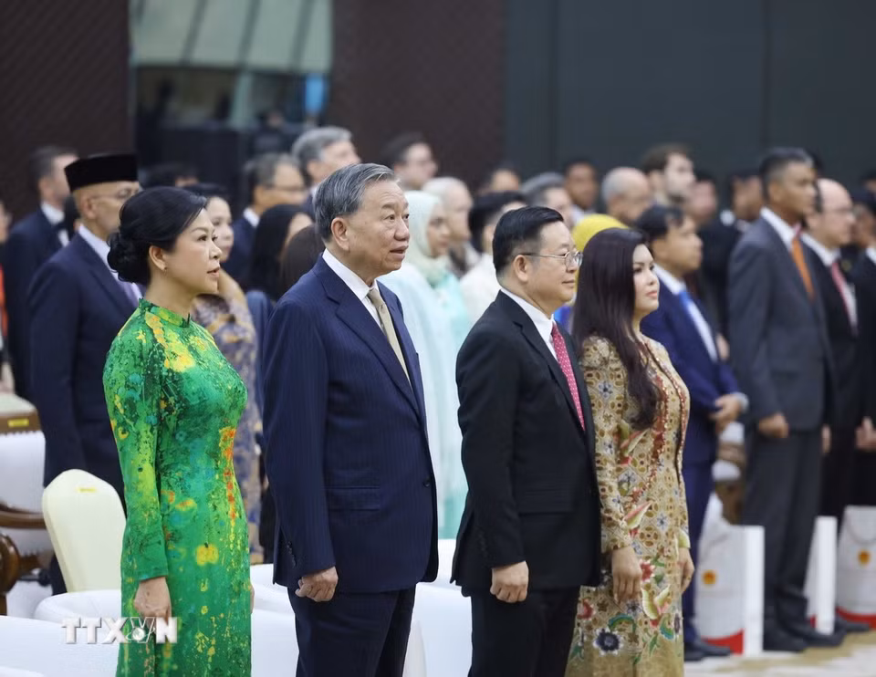 Tổng Bí thư Tô Lâm và Phu nhân cùng Tổng Thư ký ASEAN Kao Kim Hourn và Phu nhân thực hiện nghi thức chào cờ ASEAN. (Ảnh: Thống Nhất/TTXVN)