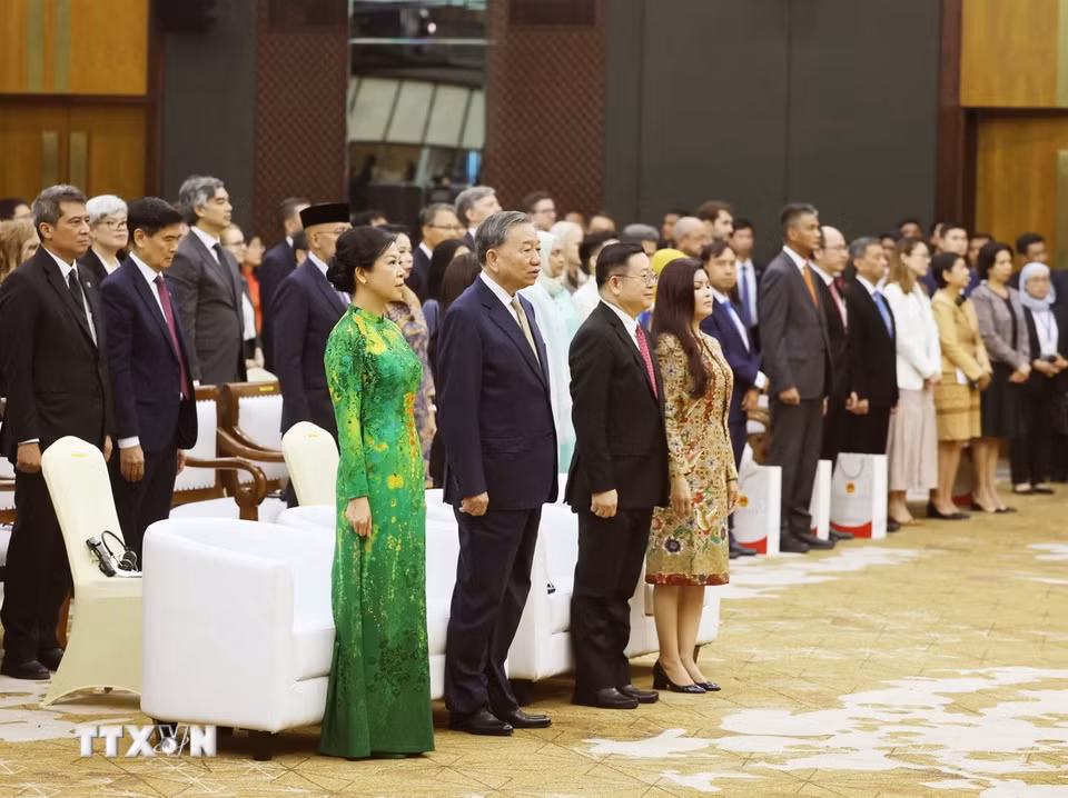 Tổng Bí thư Tô Lâm và Phu nhân cùng Tổng Thư ký ASEAN Kao Kim Hourn và Phu nhân với các đại biểu thực hiện nghi thức chào cờ ASEAN. (Ảnh: Thống Nhất/TTXVN)