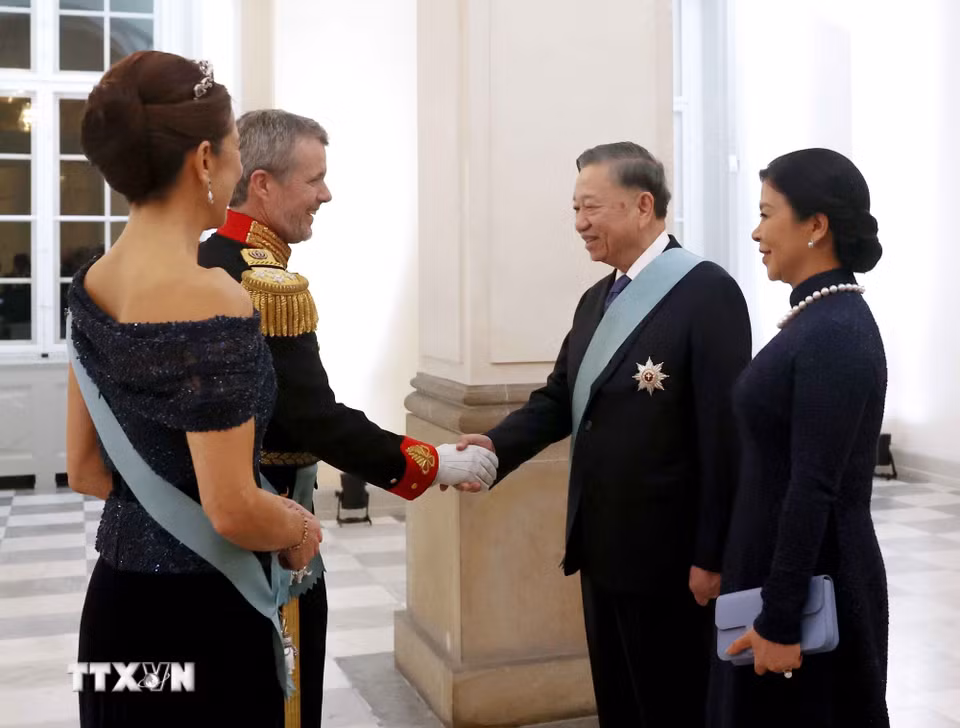 Nhà Vua Đan Mạch Frederik X và Hoàng hậu Mary đón Tổng Bí thư, Chủ tịch nước Tô Lâm và Phu nhân Ngô Phương Ly. (Ảnh: Thống Nhất/TTXVN)