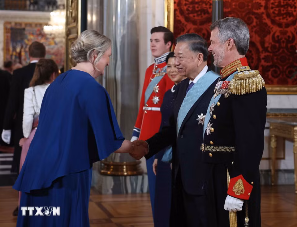 Tổng Bí thư, Chủ tịch nước Tô Lâm và Phu nhân Ngô Phương Ly cùng Nhà Vua Vương quốc Đan Mạch Frederik X, Hoàng hậu Mary và Thái tử Christian với các đại biểu dự chiêu đãi. (Ảnh: Thống Nhất/TTXVN)
