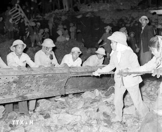 Lực lượng thanh niên xung phong đơn vị 702-703 phục vụ trên tuyến đường X. Hải Phòng đã dũng cảm khắc phục những khó khăn do địch gây ra, luôn đảm bảo giao thông thông suốt liên tục (1/1968). (Ảnh: Minh Trường/TTXVN)
