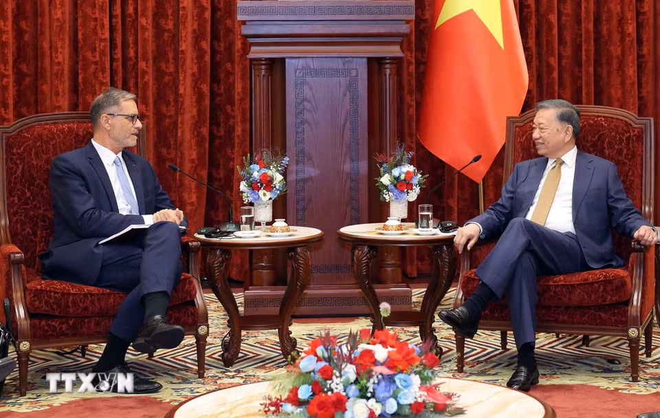Tổng Bí thư, Chủ tịch nước Tô Lâm tiếp Đại sứ Cộng hòa Pháp tại Việt Nam Olivier Brochet đến chào từ biệt nhân dịp kết thúc nhiệm kỳ công tác tại Việt Nam. (Ảnh: Thống Nhất/TTXVN)