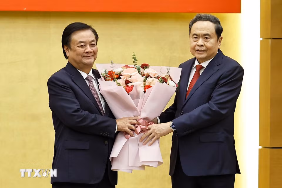 Chủ tịch Quốc hội Trần Thanh Mẫn trao Huy hiệu 35 năm tuổi Đảng và chúc mừng nguyên Phó Chủ tịch Quốc hội Lê Minh Hoan. (Ảnh: Doãn Tấn/TTXVN)