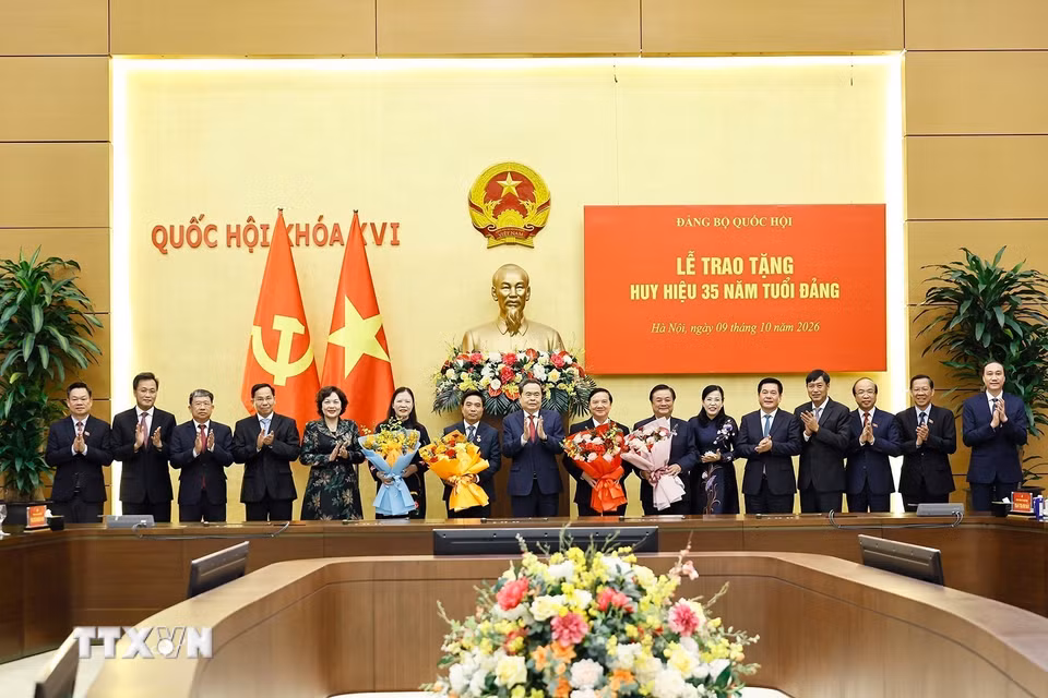 Chủ tịch Quốc hội Trần Thanh Mẫn và lãnh đạo Quốc hội chúc mừng các đồng chí lãnh đạo, nguyên lãnh đạo Quốc hội nhận Huy hiệu 35 năm tuổi Đảng. (Ảnh: Doãn Tấn/TTXVN)