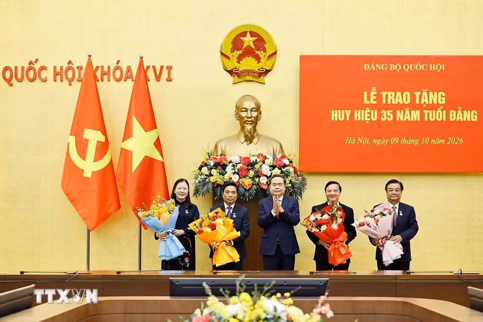 Chủ tịch Quốc hội Trần Thanh Mẫn trao Huy hiệu 35 năm tuổi Đảng và chúc mừng các đồng chí lãnh đạo, nguyên lãnh đạo của Quốc hội. (Ảnh: Doãn Tấn/TTXVN)
