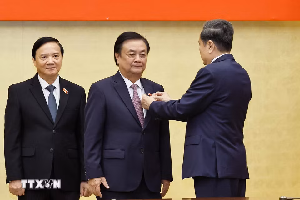 Chủ tịch Quốc hội Trần Thanh Mẫn trao Huy hiệu 35 năm tuổi Đảng cho nguyên Phó Chủ tịch Quốc hội Lê Minh Hoan. (Ảnh: Doãn Tấn/TTXVN)