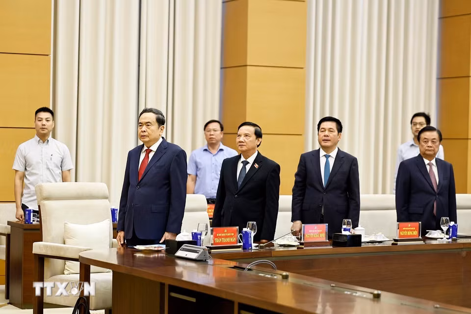 Chủ tịch Quốc hội Trần Thanh Mẫn và lãnh đạo Quốc hội, đại biểu thực hiện nghi thức chào cờ. (Ảnh: Doãn Tấn/TTXVN)
