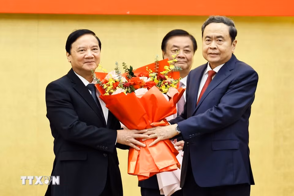 Chủ tịch Quốc hội Trần Thanh Mẫn trao Huy hiệu 35 năm tuổi Đảng và chúc mừng Phó Chủ tịch Quốc hội Nguyễn Khắc Định. (Ảnh: Doãn Tấn/TTXVN)