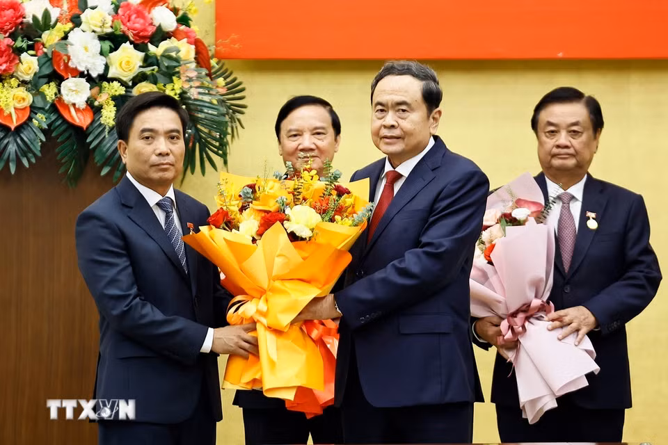 Chủ tịch Quốc hội Trần Thanh Mẫn trao Huy hiệu 35 năm tuổi Đảng và chúc mừng Phó Chủ tịch Quốc hội Nguyễn Doãn Anh. (Ảnh: Doãn Tấn/TTXVN)