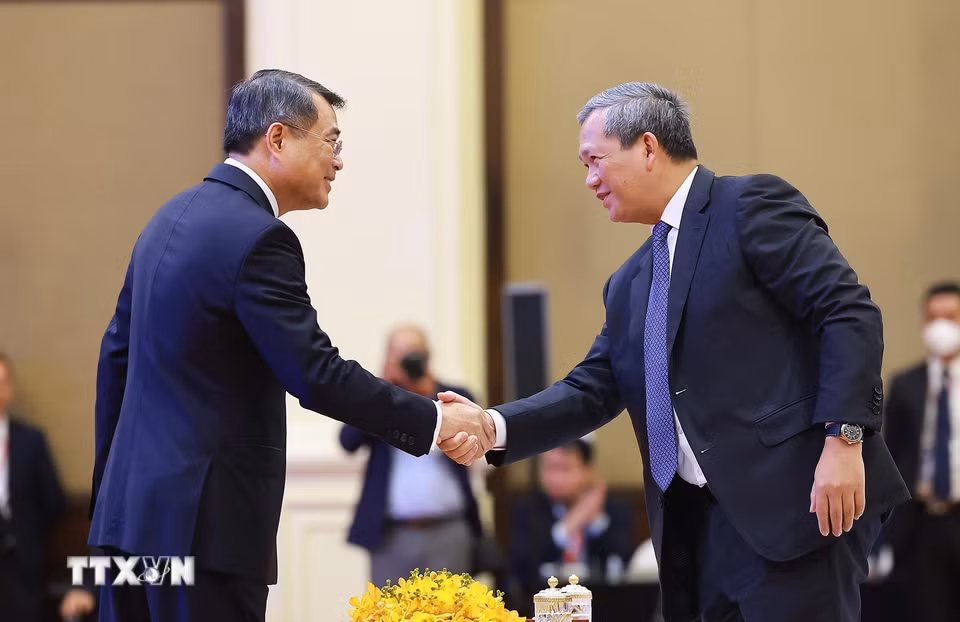 Thủ tướng Lê Minh Hưng và Thủ tướng Campuchia Hun Manet tham dự Diễn đàn Doanh nghiệp Việt Nam-Campuchia 2026. (Ảnh: Dương Giang/TTXVN)