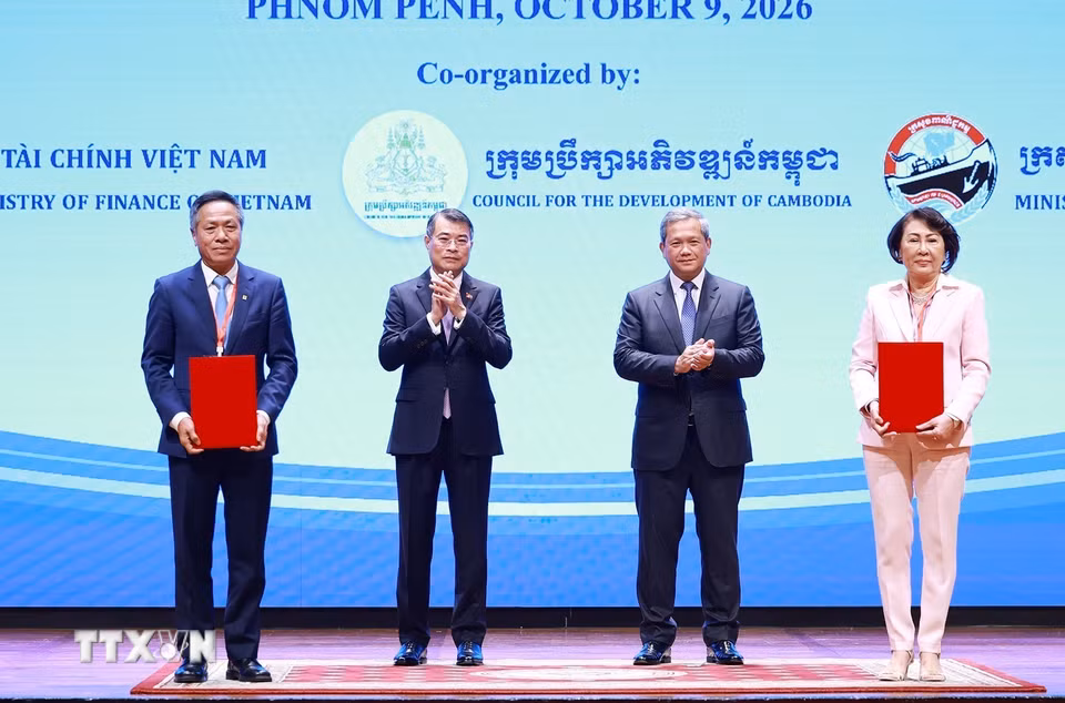 Thủ tướng Lê Minh Hưng và Thủ tướng Campuchia Hun Manet chứng kiến trao thoả thuận hợp tác giữa doanh nghiệp Việt Nam-Campuchia. (Ảnh: Dương Giang/TTXVN)