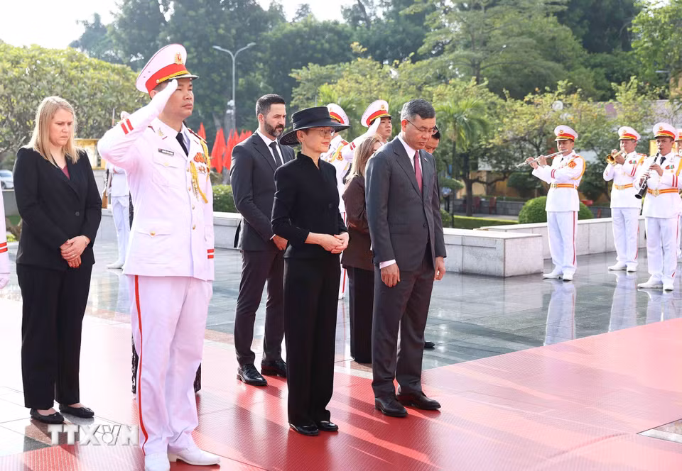 Thủ tướng Công quốc Liechtenstein Brigitte Haas với các đại biểu tưởng niệm các Anh hùng liệt sỹ. (Ảnh: An Đăng/TTXVN)