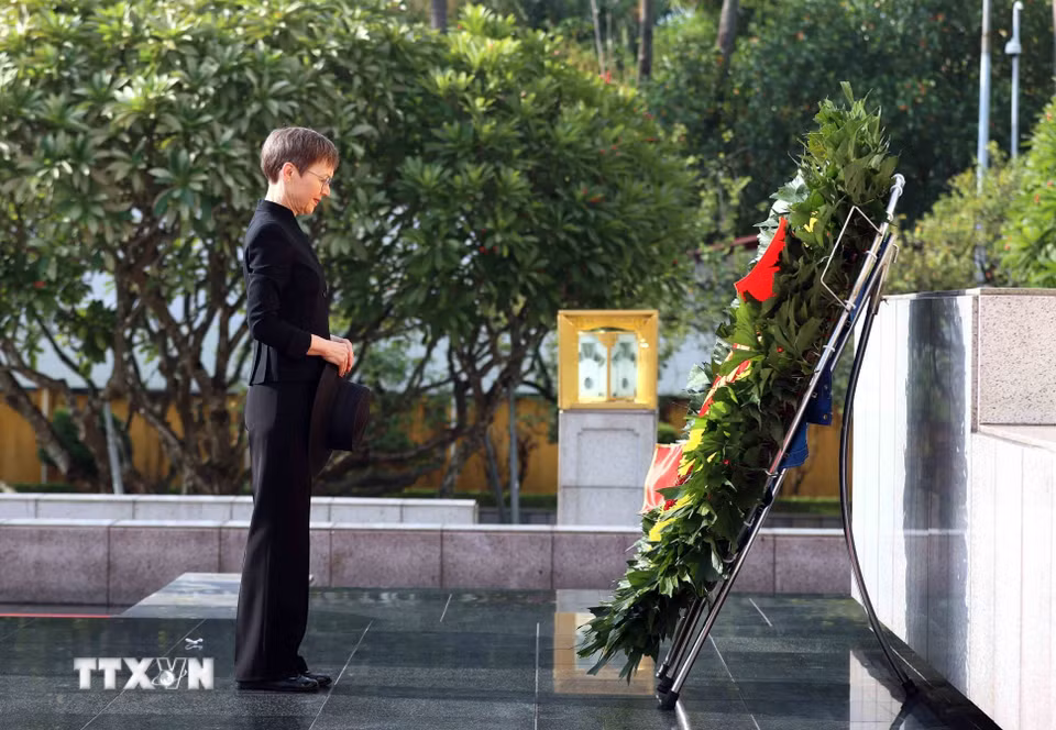 Thủ tướng Công quốc Liechtenstein Brigitte Haas tưởng niệm các Anh hùng liệt sỹ. (Ảnh: An Đăng/TTXVN)