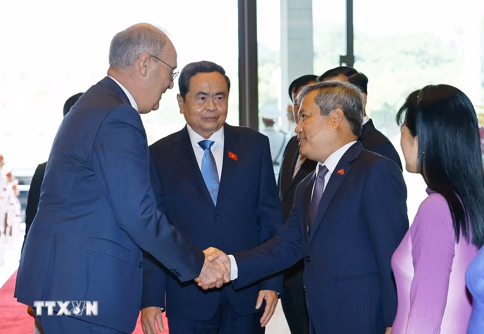Chủ tịch Quốc hội Trần Thanh Mẫn và đoàn đại biểu Việt Nam đón Tổng thống Thụy Sĩ Guy Parmelin. (Ảnh: Doãn Tấn/TTXVN)