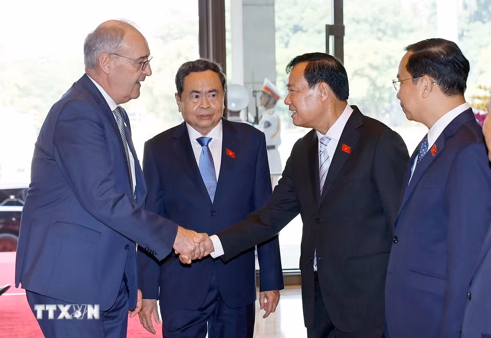 Chủ tịch Quốc hội Trần Thanh Mẫn và đoàn đại biểu Việt Nam đón Tổng thống Thụy Sĩ Guy Parmelin. (Ảnh: Doãn Tấn/TTXVN)