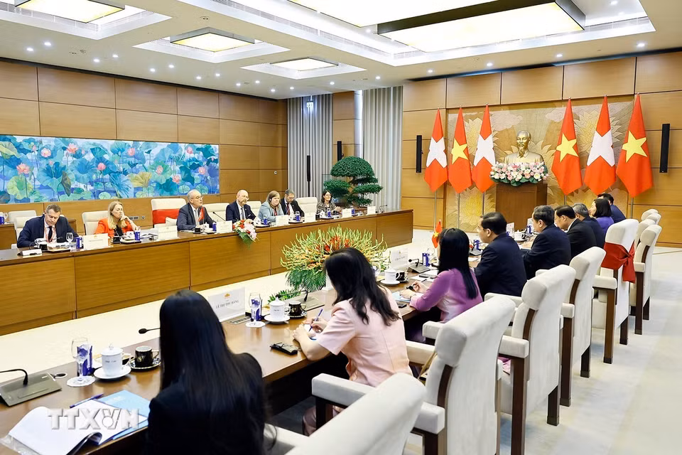 Chủ tịch Quốc hội Trần Thanh Mẫn hội kiến Tổng thống Thụy Sĩ Guy Parmelin. (Ảnh: Doãn Tấn/TTXVN)