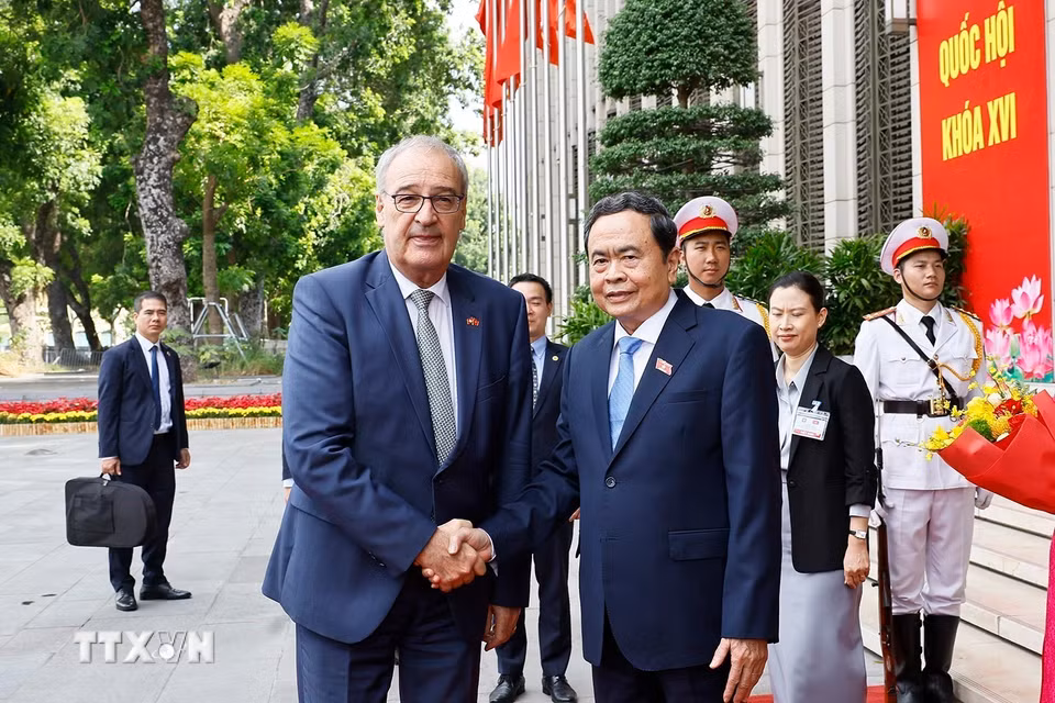 Chủ tịch Quốc hội Trần Thanh Mẫn đón Tổng thống Thụy Sĩ Guy Parmelin. (Ảnh: Doãn Tấn/TTXVN)