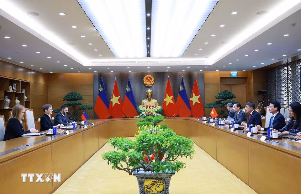 Thủ tướng Lê Minh Hưng hội đàm với Thủ tướng Công quốc Liechtenstein Brigitte Haas. (Ảnh: Dương Giang/TTXVN)