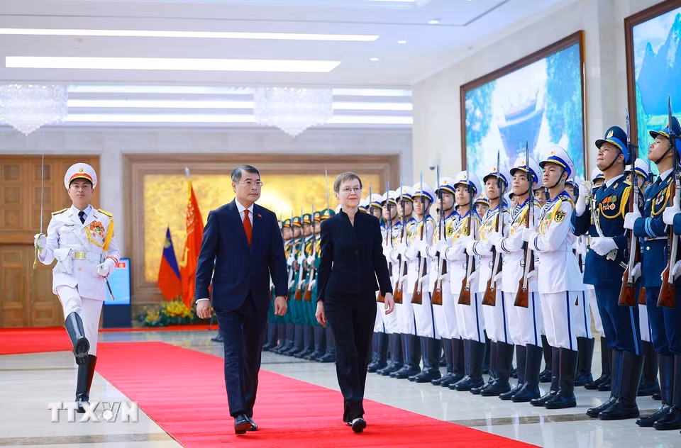 Thủ tướng Lê Minh Hưng và Thủ tướng Liechtenstein Brigitte Haas duyệt Đội danh dự Quân đội Nhân dân Việt Nam. (Ảnh: Dương Giang/TTXVN)