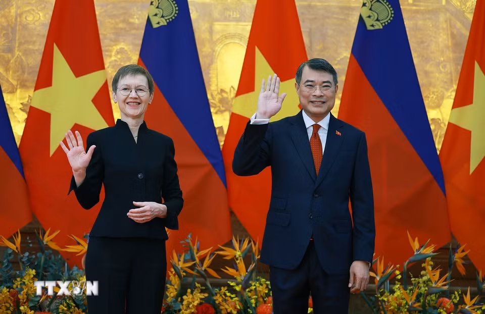 Thủ tướng Lê Minh Hưng và Thủ tướng Công quốc Liechtenstein Brigitte Haas chụp ảnh chung. (Ảnh: Dương Giang/TTXVN)