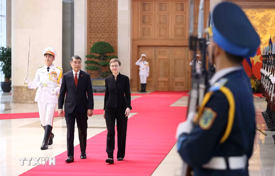 Thủ tướng Lê Minh Hưng và Thủ tướng Liechtenstein Brigitte Haas duyệt Đội danh dự Quân đội Nhân dân Việt Nam. (Ảnh: An Đăng/TTXVN)