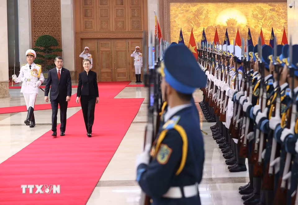 Thủ tướng Lê Minh Hưng và Thủ tướng Liechtenstein Brigitte Haas duyệt Đội danh dự Quân đội Nhân dân Việt Nam. (Ảnh: An Đăng/TTXVN)