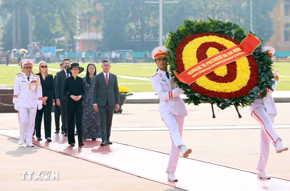 Sáng 18/10/2026, Thủ tướng Công quốc Liechtenstein Brigitte Haas đến đặt vòng hoa và vào Lăng viếng Chủ tịch Hồ Chí Minh. (Ảnh: An Đăng/TTXVN)