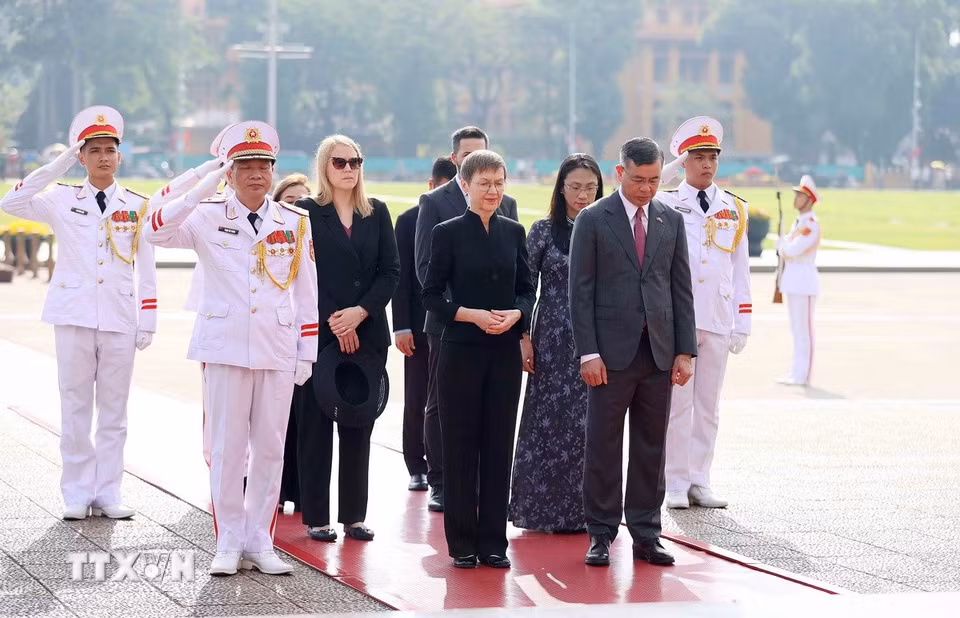 Thủ tướng Công quốc Liechtenstein Brigitte Haas và các đại biểu kính cẩn tưởng niệm Chủ tịch Hồ Chí Minh. (Ảnh: An Đăng/TTXVN)