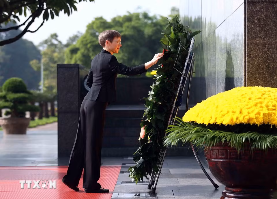 Thủ tướng Công quốc Liechtenstein Brigitte Haas đặt vòng hoa, tưởng niệm Chủ tịch Hồ Chí Minh. (Ảnh: An Đăng/TTXVN)