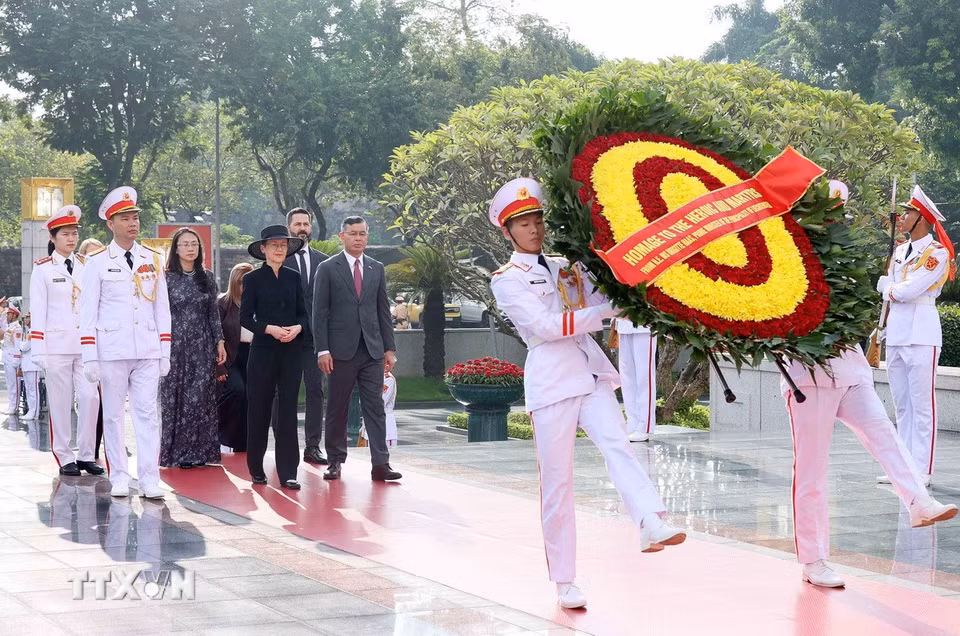 Sáng 18/10/2026, tại Hà Nội, Thủ tướng Công quốc Liechtenstein Brigitte Haas đến đặt vòng hoa tại Đài tưởng niệm các Anh hùng liệt sỹ trên đường Bắc Sơn. (Ảnh: An Đăng/TTXVN)