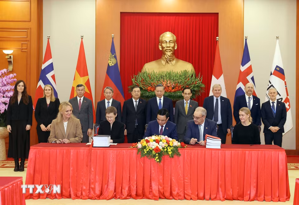 Tổng Bí thư, Chủ tịch nước Tô Lâm và các đại biểu chứng kiến Lễ ký kết Hiệp định Thương mại tự do Việt Nam-EFTA (VEFTA). (Ảnh: Thống Nhất/TTXVN)