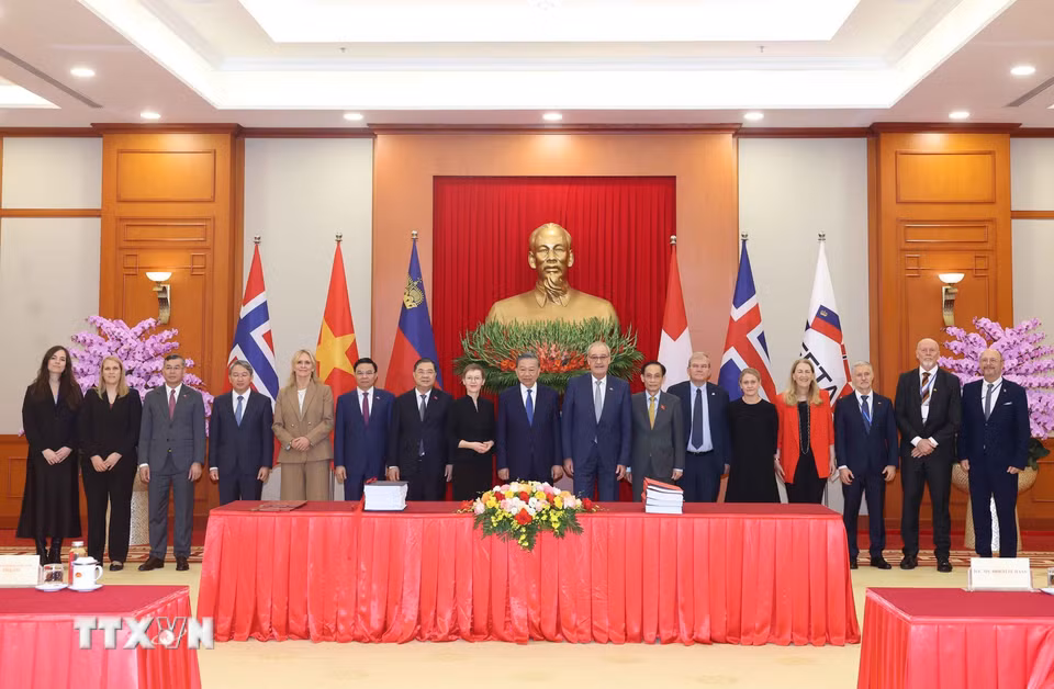 Tổng Bí thư, Chủ tịch nước Tô Lâm và các đại biểu tại lễ ký. (Ảnh: Thống Nhất/TTXVN)