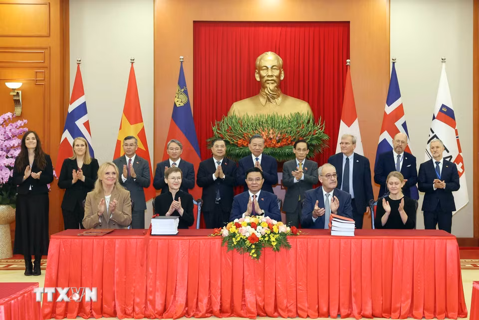 Tổng Bí thư, Chủ tịch nước Tô Lâm và các đại biểu chứng kiến Lễ ký kết Hiệp định Thương mại tự do Việt Nam-EFTA (VEFTA). (Ảnh: Thống Nhất/TTXVN)