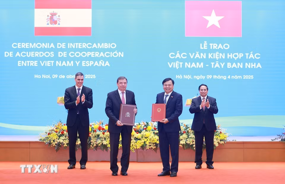 Hai Thủ tướng chứng kiến trao Bản ghi nhớ hợp tác về an toàn và chất lượng thực phẩm, thú y, bảo vệ thực vật và thuỷ sản giữa Bộ Nông nghiệp và Môi trường Việt Nam với Bộ Nông nghiệp, Thuỷ sản và Lương thực Tây Ban Nha. (Ảnh: Dương Giang/TTXVN)