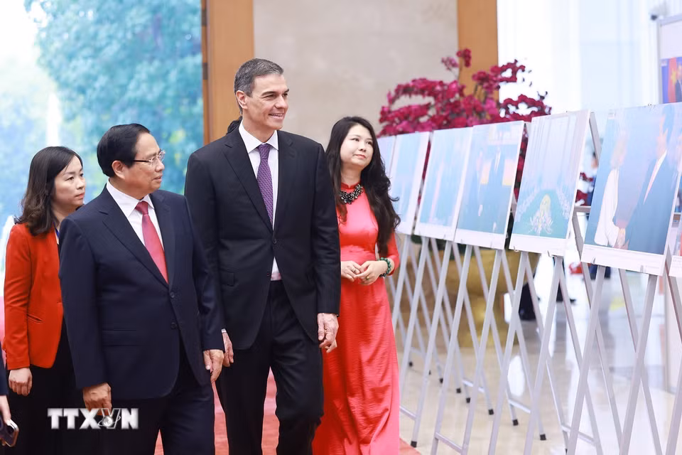 Thủ tướng Phạm Minh Chính và Thủ tướng Pedro Sánchez tham quan trưng bày ảnh về quan hệ hợp tác giữa hai nước, do Thông tấn xã Việt Nam thực hiện. (Ảnh: Dương Giang/TTXVN)