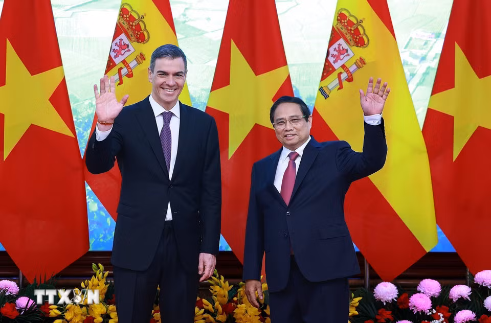 Thủ tướng Phạm Minh Chính và Thủ tướng Tây Ban Nha Pedro Sánchez chụp ảnh chung trước khi tiến hành hội đàm. (Ảnh: Dương Giang/TTXVN)