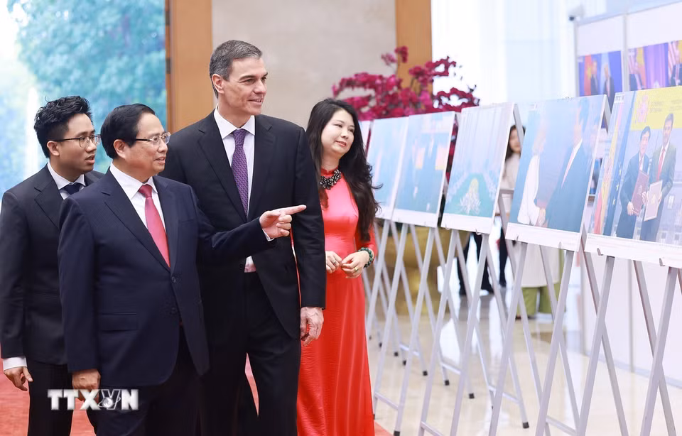 Thủ tướng Phạm Minh Chính và Thủ tướng Pedro Sánchez tham quan trưng bày ảnh về quan hệ hợp tác giữa hai nước, do Thông tấn xã Việt Nam thực hiện. (Ảnh: Dương Giang/TTXVN)