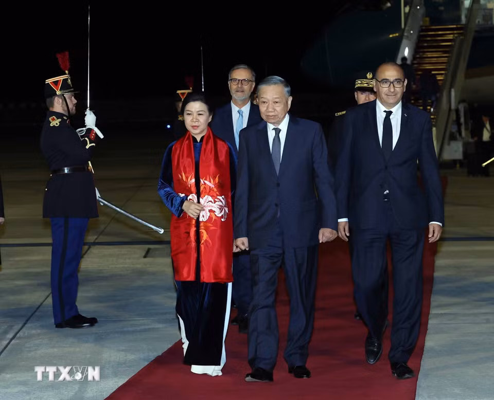 Lễ đón Tổng Bí thư, Chủ tịch nước Tô Lâm và Phu nhân tại sân bay Orly, Paris. (Ảnh: Thống Nhất/TTXVN)