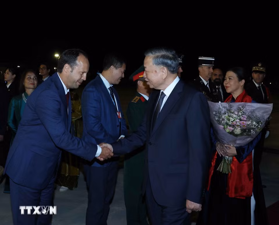 Đại biểu Pháp đón Tổng Bí thư, Chủ tịch nước Tô Lâm và Phu nhân tại sân bay Orly, Paris. (Ảnh: Thống Nhất/TTXVN)